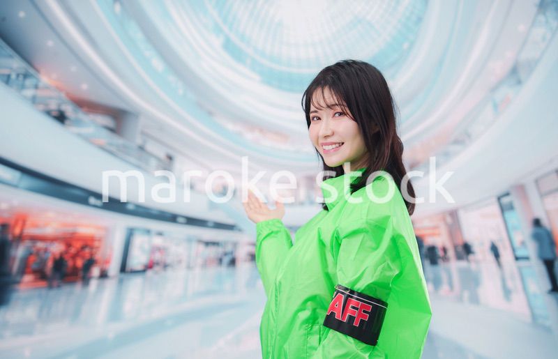 ショッピングモールでお客様の案内をするイベントスタッフ