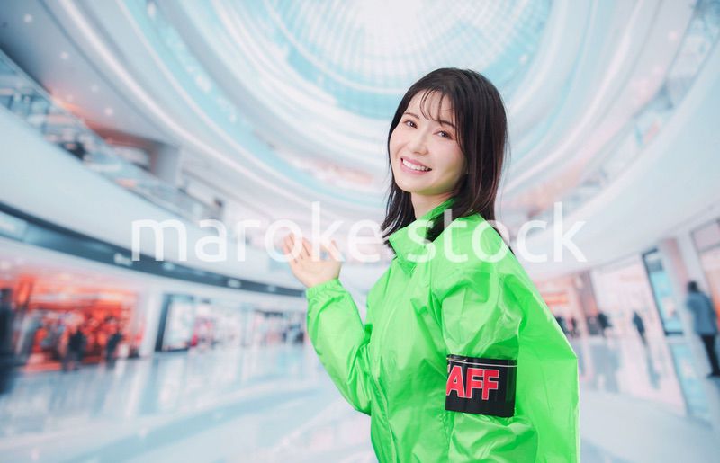 ショッピングモールでお客様の案内をするイベントスタッフ