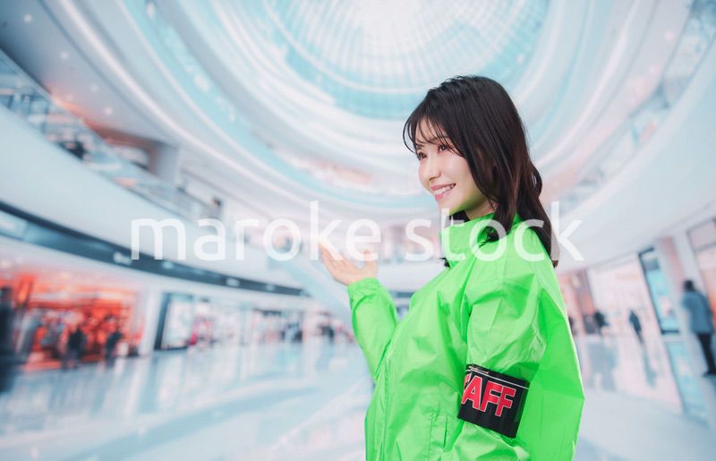 ショッピングモールでお客様の案内をするイベントスタッフ