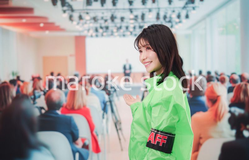 セミナーに案内をするスタッフの女性