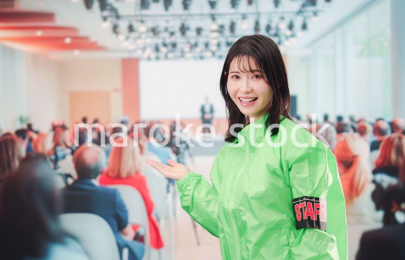 セミナーに案内をするスタッフの女性
