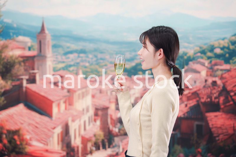 海外旅行中に優雅にワインを飲む女性