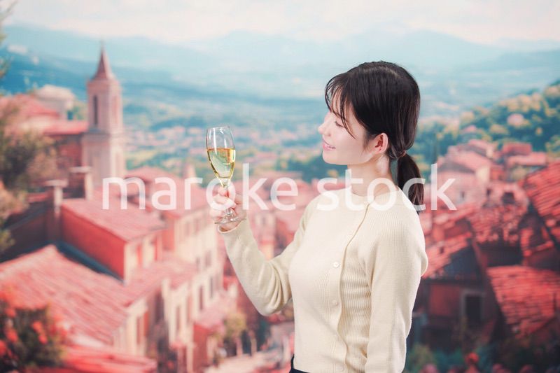 海外旅行中に優雅にワインを飲む女性