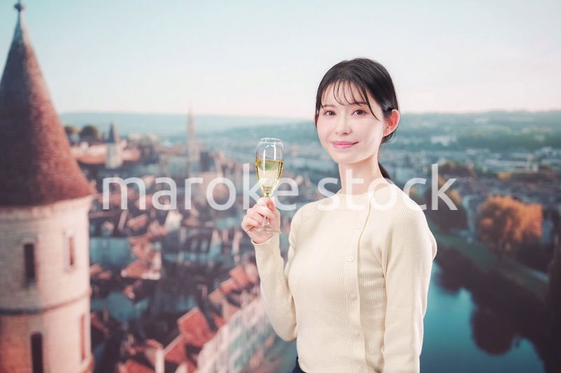 海外旅行中に優雅にワインを飲む女性