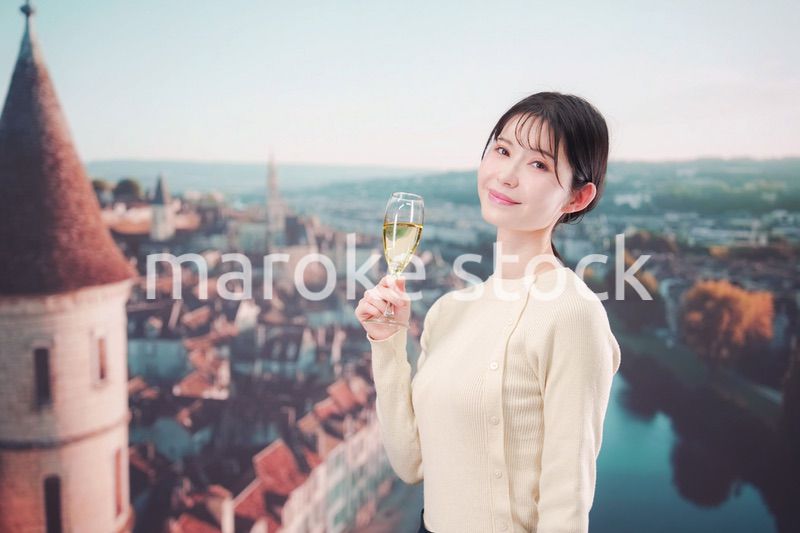 海外旅行中に優雅にワインを飲む女性