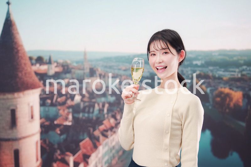 海外旅行中に優雅にワインを飲む女性