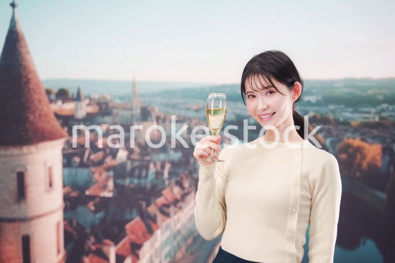 海外旅行中に優雅にワインを飲む女性