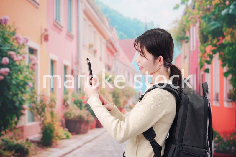 ヨーロッパの街を旅行する若い女性