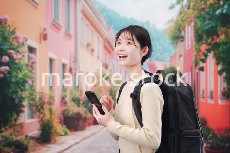 ヨーロッパの街を旅行する若い女性