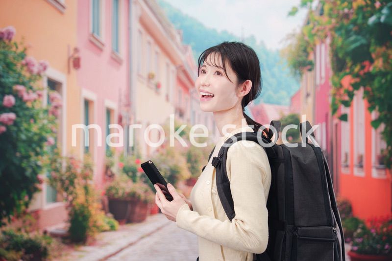 ヨーロッパの街を旅行する若い女性