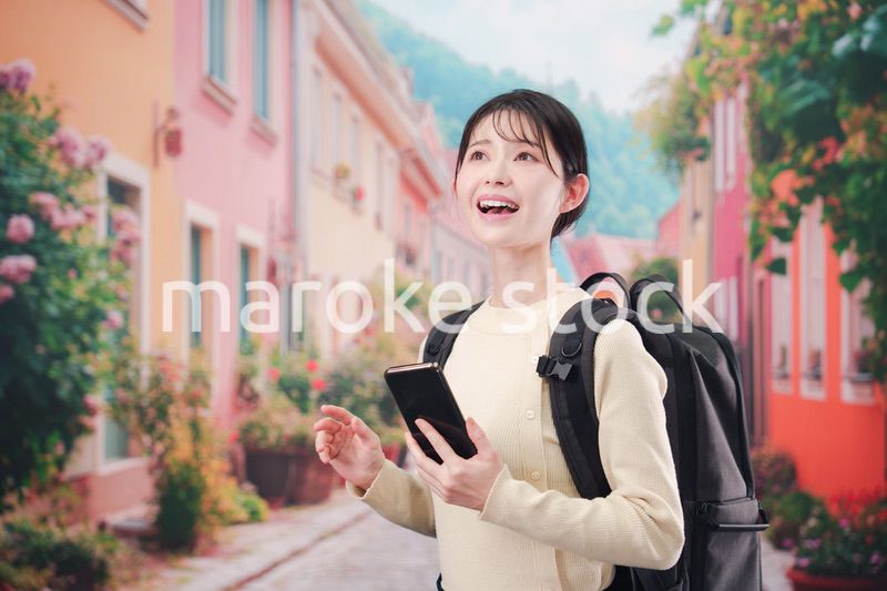 ヨーロッパの街を旅行する若い女性