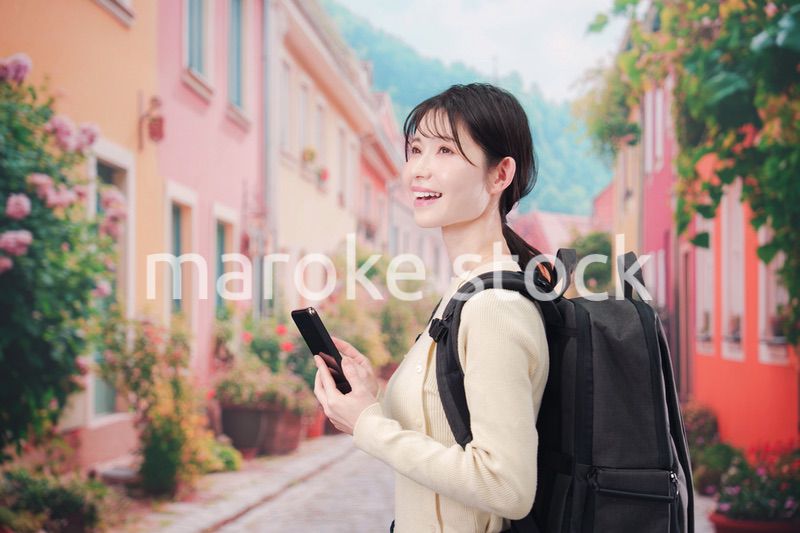 ヨーロッパの街を旅行する若い女性