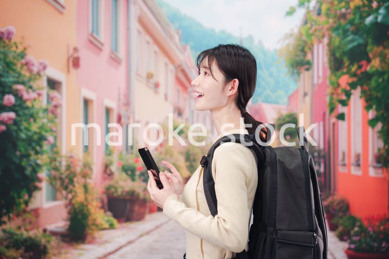 ヨーロッパの街を旅行する若い女性