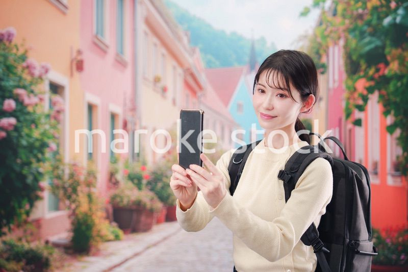 ヨーロッパの街を旅行する若い女性