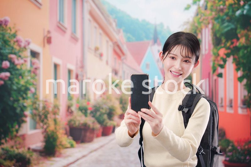 ヨーロッパの街を旅行する若い女性