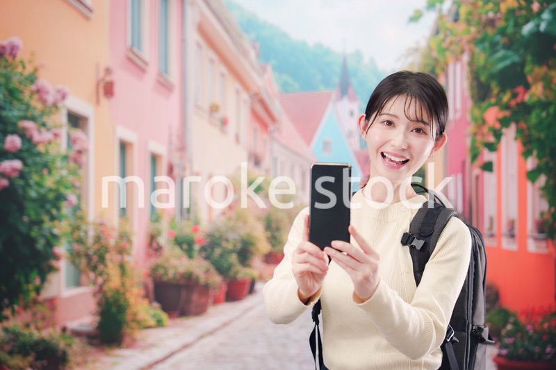 ヨーロッパの街を旅行する若い女性