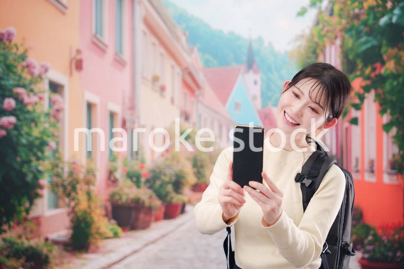 ヨーロッパの街を旅行する若い女性