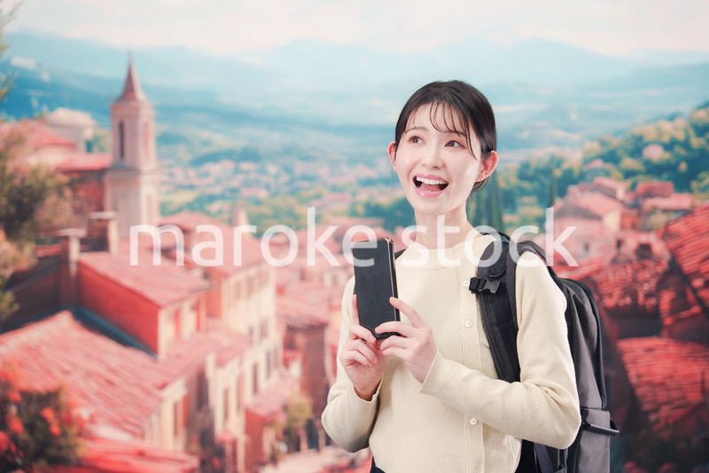 ヨーロッパの街を旅行する若い女性