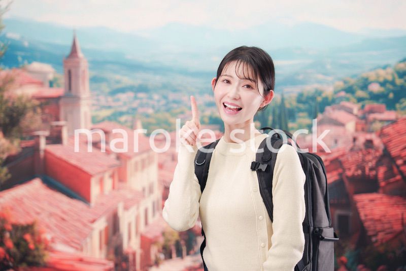 ヨーロッパの街を旅行する若い女性