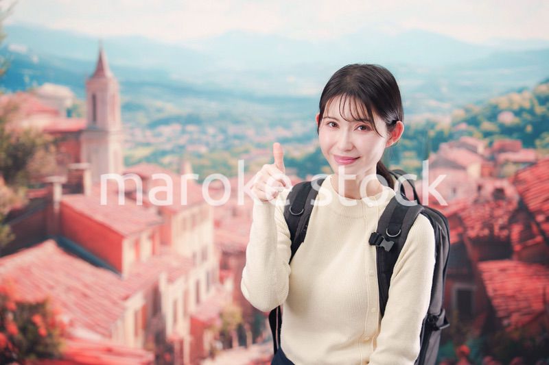 ヨーロッパの街を旅行する若い女性