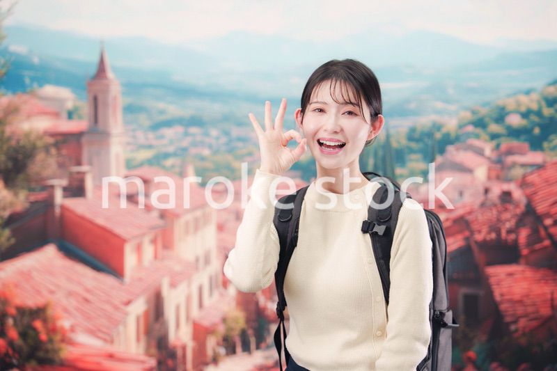 ヨーロッパの街を旅行する若い女性