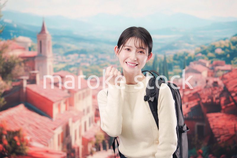 ヨーロッパの街を旅行する若い女性