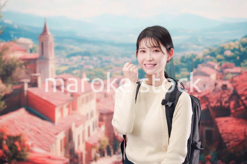 ヨーロッパの街を旅行する若い女性