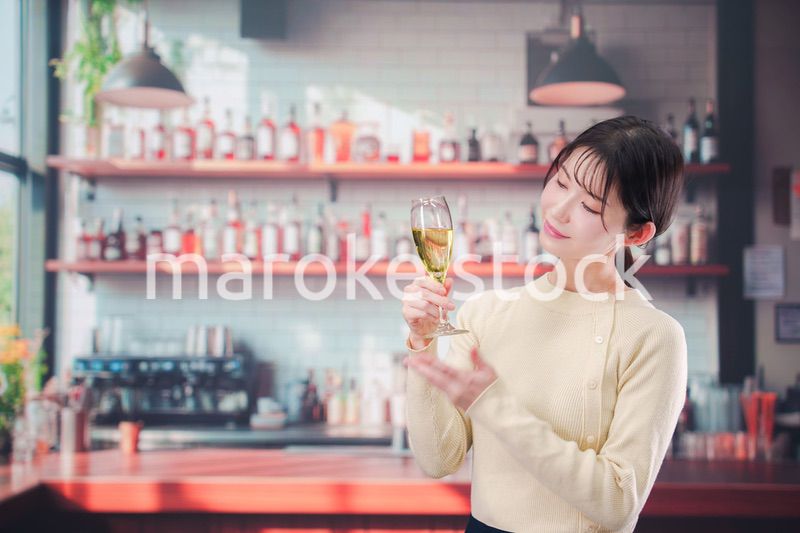 バーでワインを飲む若い女性