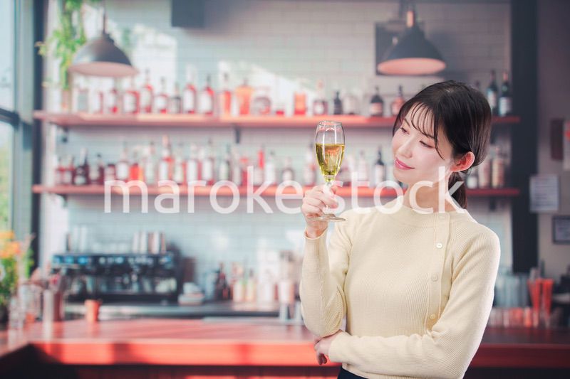 バーでワインを飲む若い女性