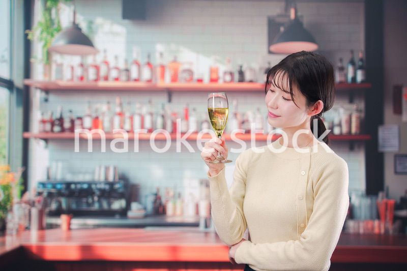 バーでワインを飲む若い女性