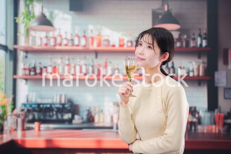 バーでワインを飲む若い女性