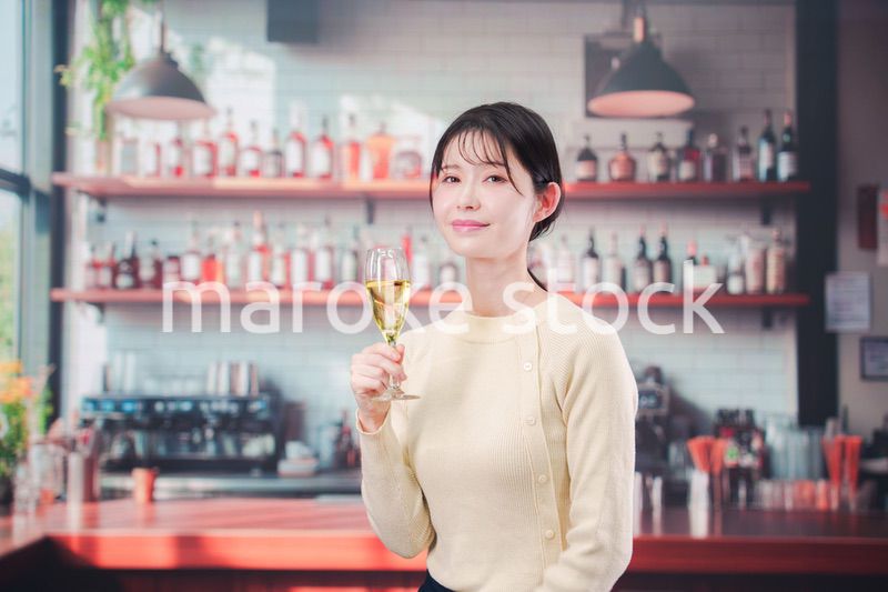 バーでワインを飲む若い女性