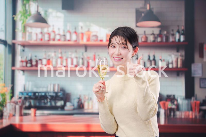 バーでワインを飲む若い女性