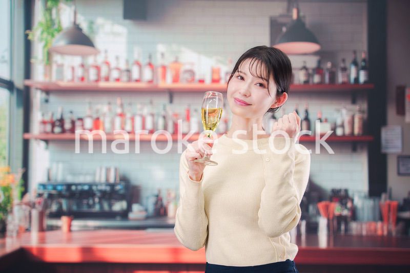 バーでワインを飲む若い女性