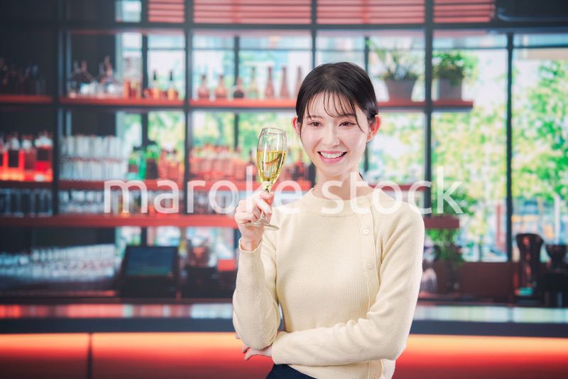バーでワインを飲む若い女性