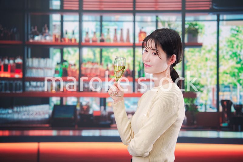 バーでワインを飲む若い女性