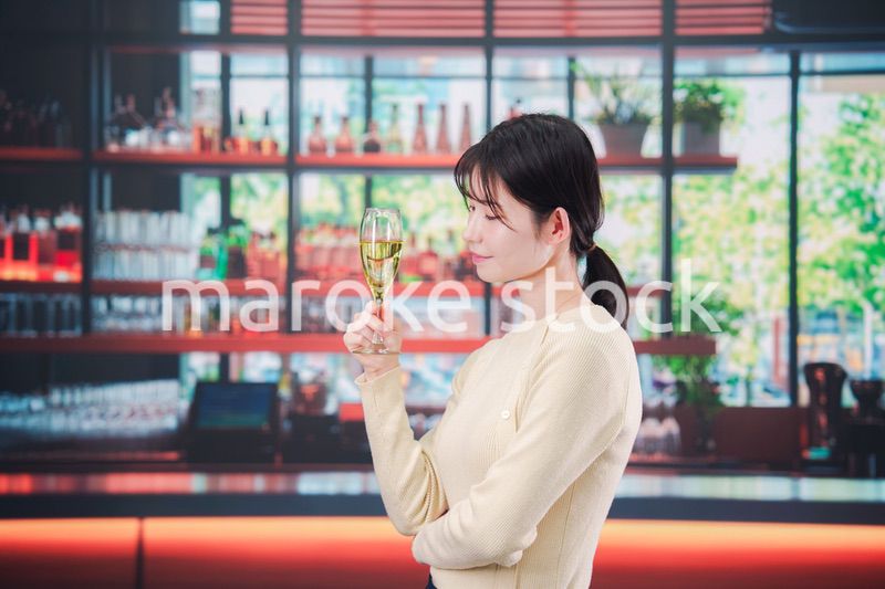 バーでワインを飲む若い女性