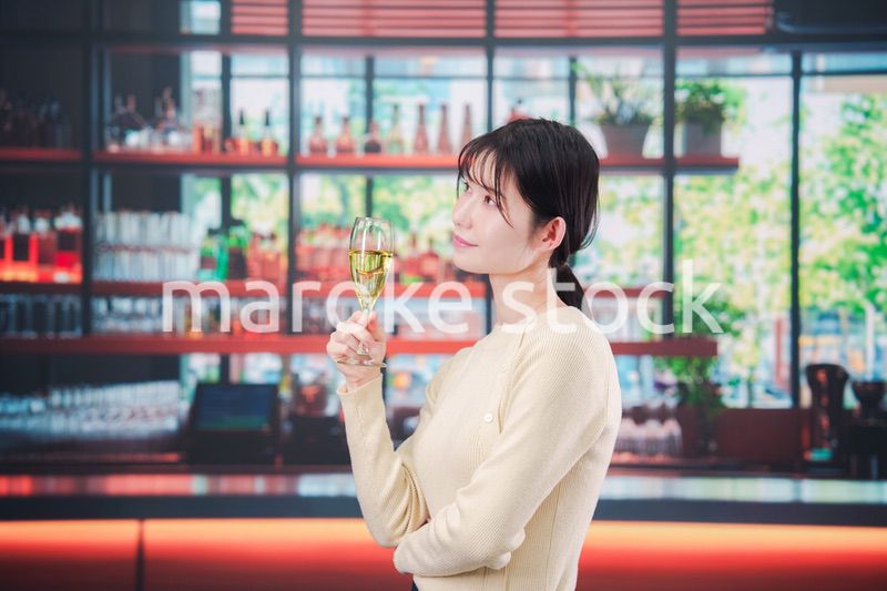 バーでワインを飲む若い女性