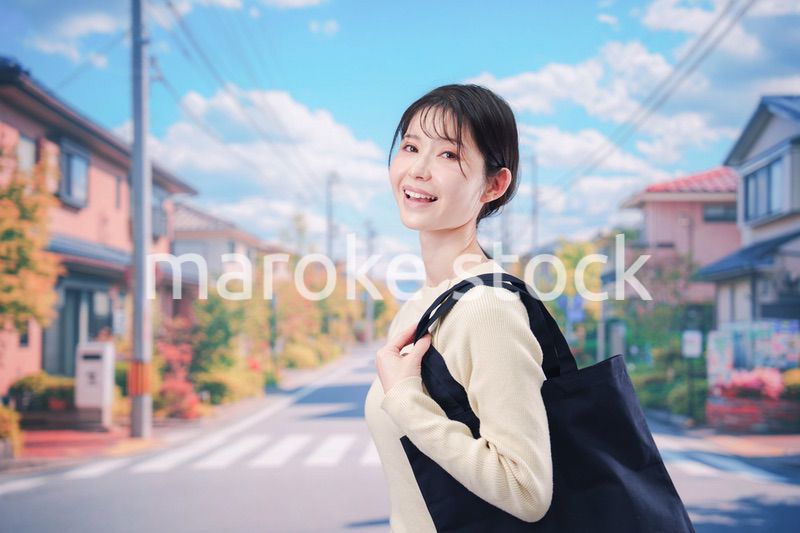 住宅街を歩く若い女性