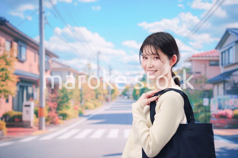 住宅街を歩く若い女性