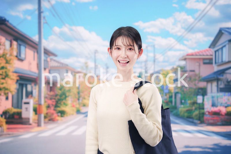 住宅街を歩く若い女性