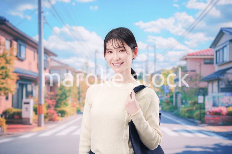 住宅街を歩く若い女性