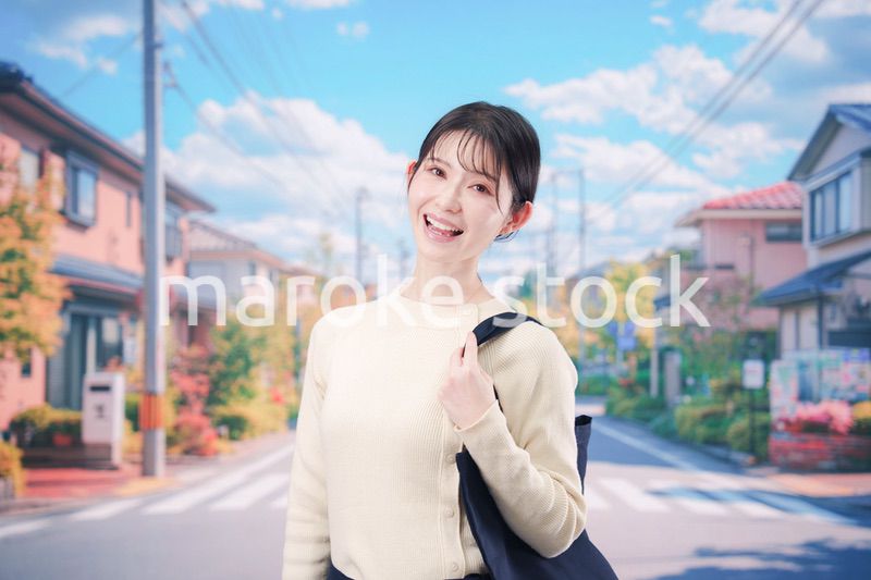 住宅街を歩く若い女性