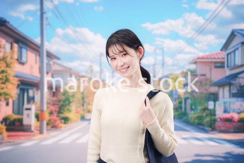 住宅街を歩く若い女性