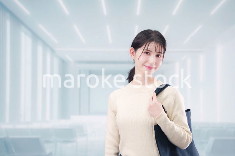 大学のキャンパスに通う若い女性の学生