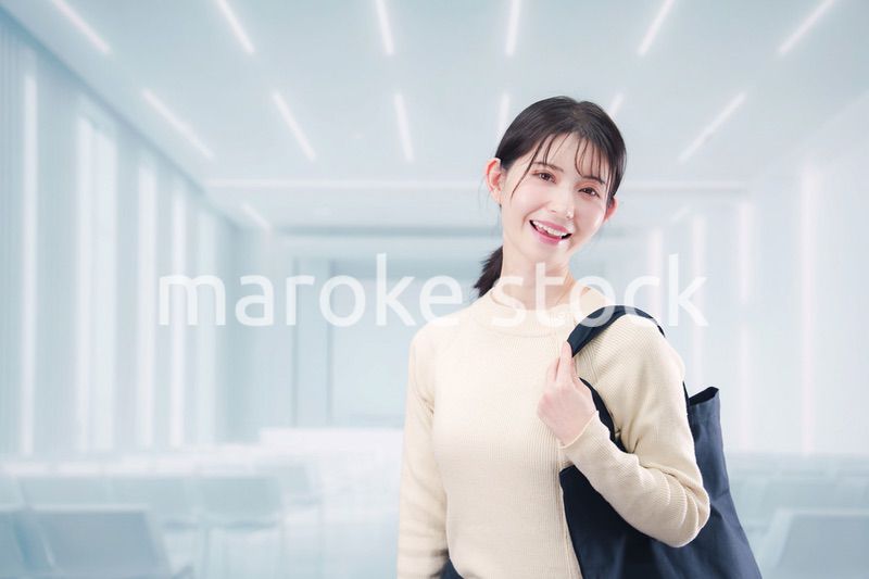 大学のキャンパスに通う若い女性の学生