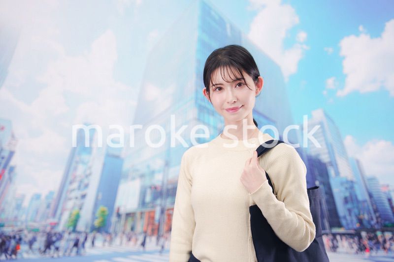 東京の都会を歩く若い女性