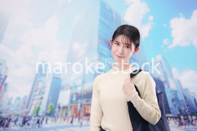 東京の都会を歩く若い女性