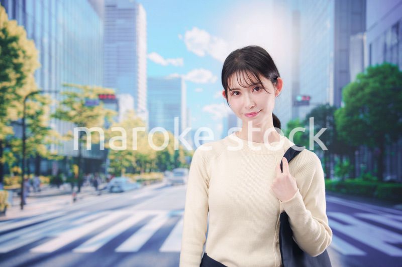 東京の都会を歩く若い女性