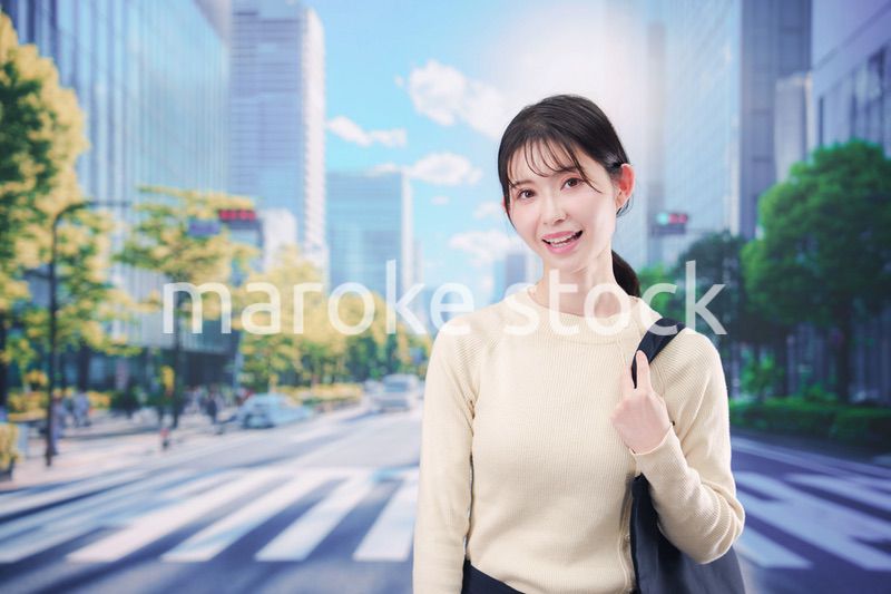 東京の都会を歩く若い女性